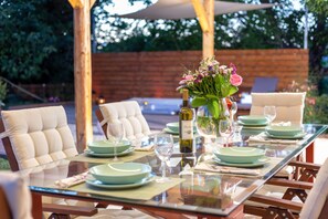 Outdoor dining - Villa Raisin Kassiopi (Κασσιόπη)