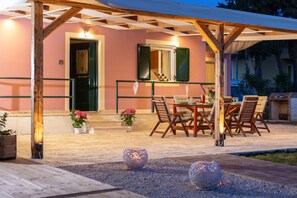 Outdoor dining - Villa Raisin Kassiopi (Κασσιόπη)