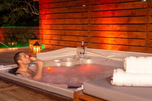 Outdoor spa tub - Villa Raisin Kassiopi (Κασσιόπη)
