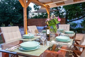 Outdoor dining - Villa Raisin Kassiopi (Κασσιόπη)