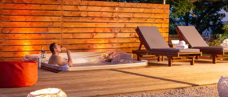 مغطس سبا خارجي