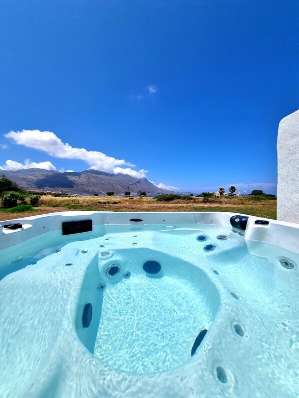 Outdoor spa tub