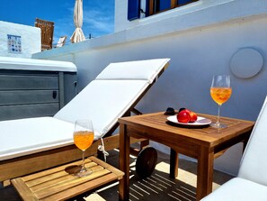 Outdoor dining - All season lovely seafront cottage, breakfast included, family friendly (Τράχηλος)