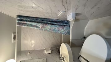 Gabungan pancuran/tab mandi, pengering rambut, tuala disediakan