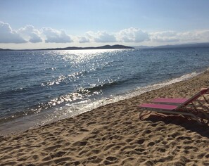 On the beach, sun loungers, beach towels - Beachfront family house (Ουρανούπολη)