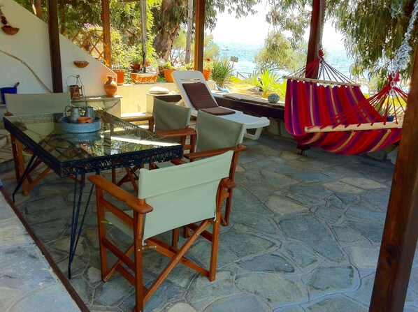 Outdoor dining - Beachfront family house (Ουρανούπολη)