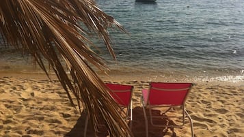 En la playa, camastros y toallas de playa