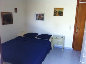 1 habitación, tabla de planchar con plancha, wifi gratis y ropa de cama