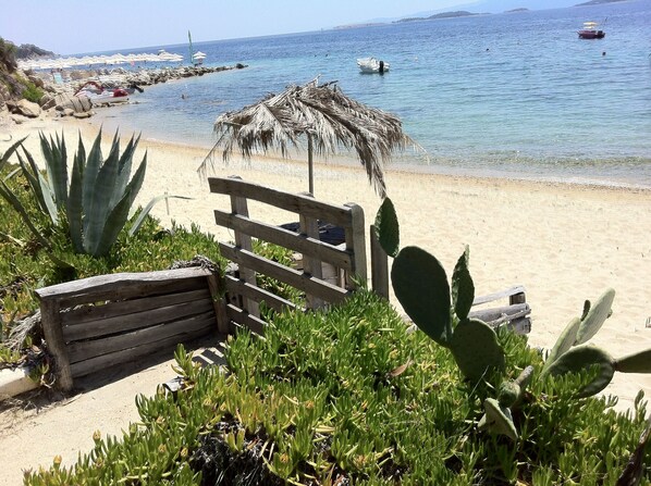 En la playa, camastros y toallas de playa 