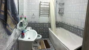 Un bagno con lavandino, WC e vasca da bagno.