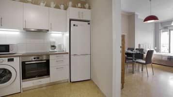 Apartment, 2 Bedrooms, Patio | Private kitchen | Fridge, microwave, oven, stovetop