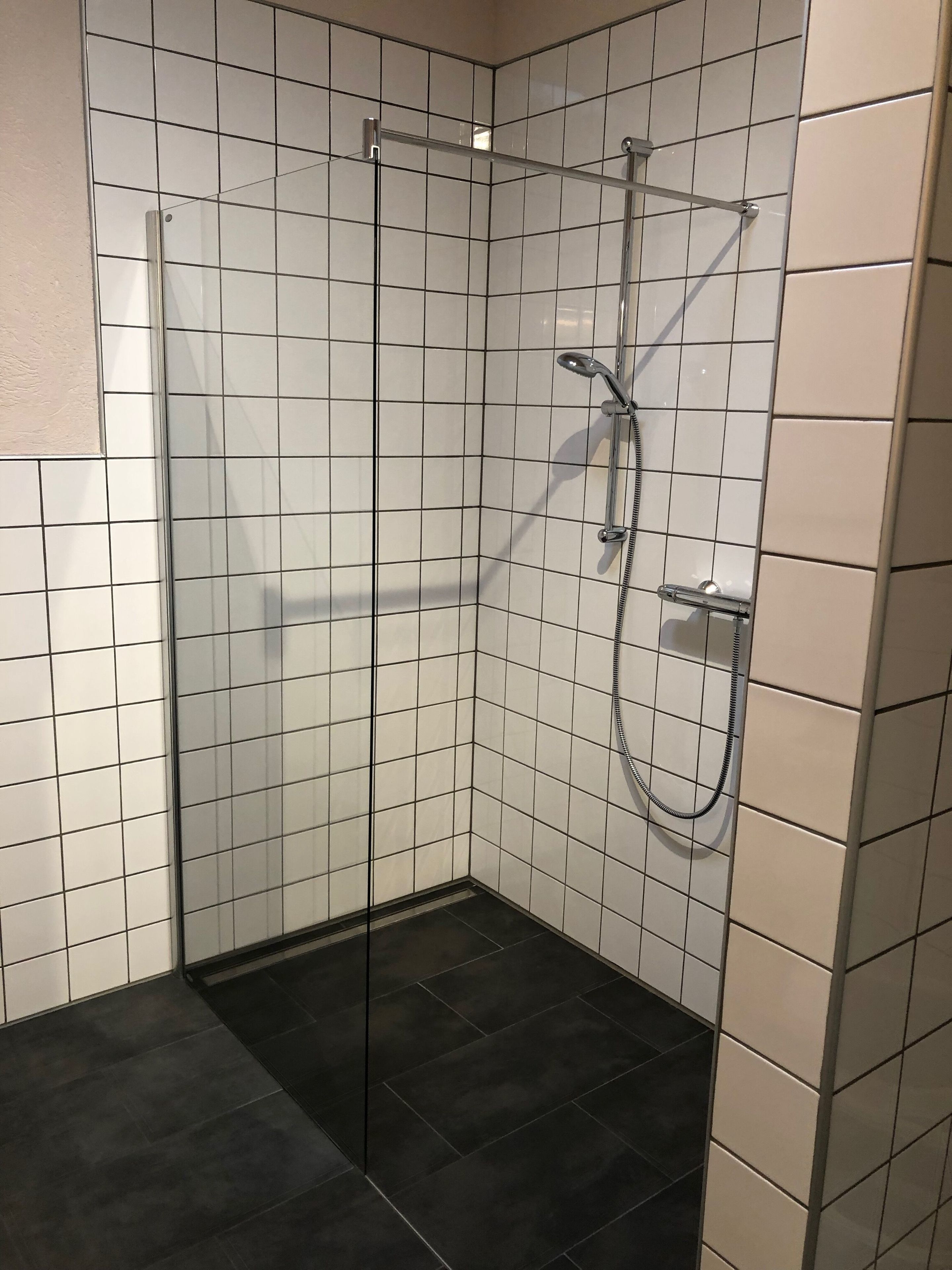Appartement Affaires, vue jardin | Salle de bain | Douche, sèche-cheveux, serviettes fournies