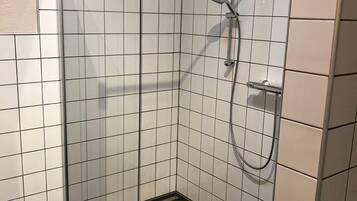 Appartement Affaires, vue jardin | Salle de bain | Douche, sĂšche-cheveux, serviettes fournies