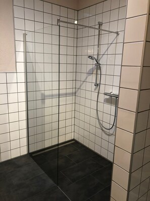 Business-Apartment, Gartenblick | Badezimmer | Dusche, Haartrockner, Handt ücher