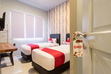 Deluxe Twin Room | Desk, free WiFi, bed sheets