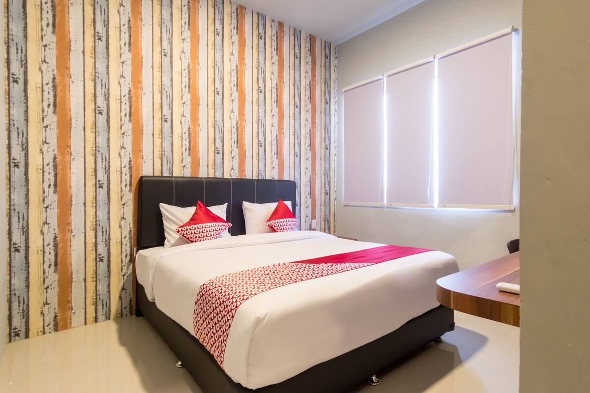 Desk, free WiFi, bed sheets
