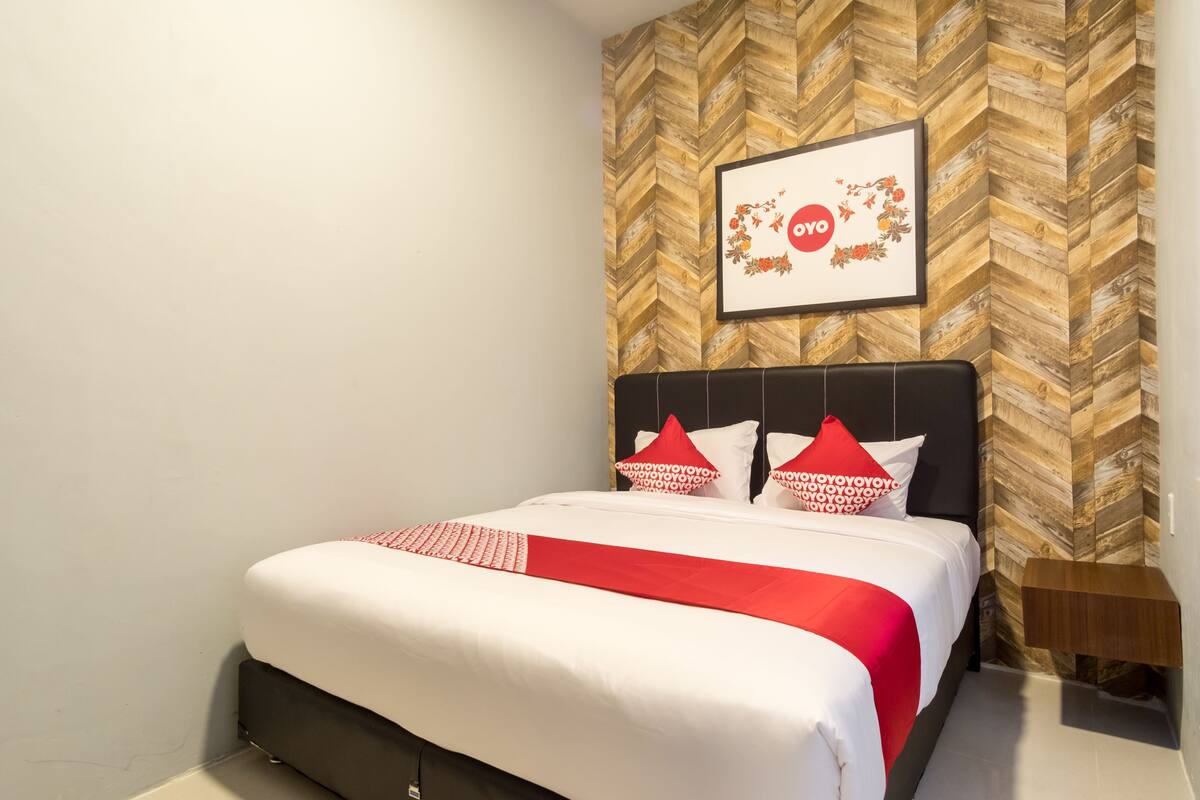 Desk, free WiFi, bed sheets