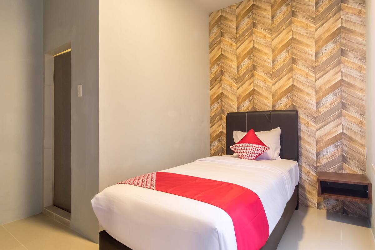 Desk, free WiFi, bed sheets