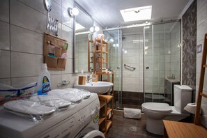 تجهيزات دش، مجففات شعر، مناشف، صابون