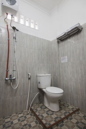 Family Suite | Bathroom | Shower, towels