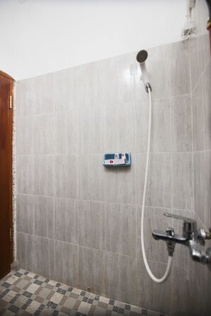 Chambre Double Deluxe | Douche de la salle de bain