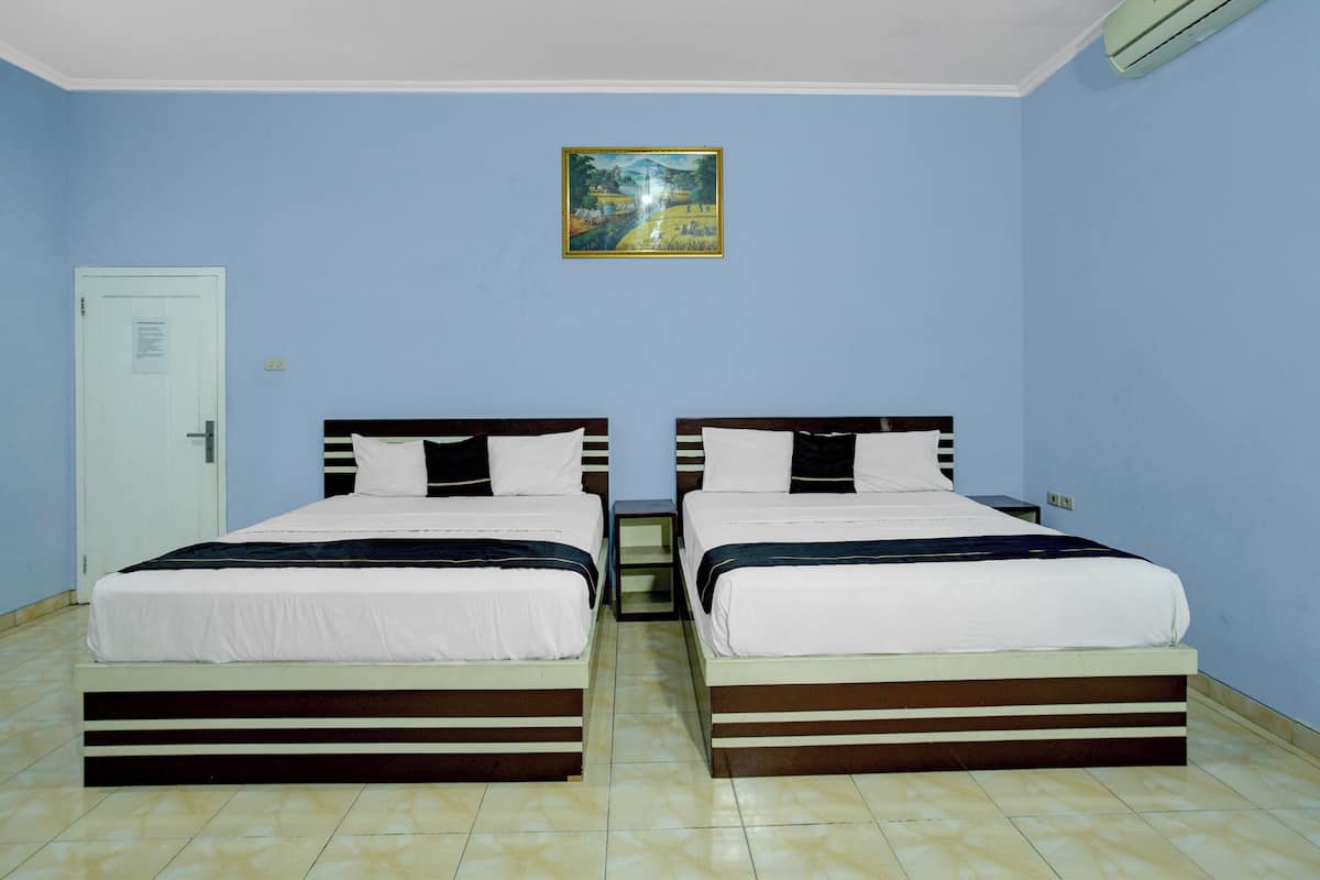 Family Suite | Desk, laptop workspace, WiFi (free), bed sheets