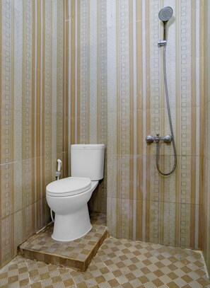 Shower, rainfall showerhead, bidet, towels