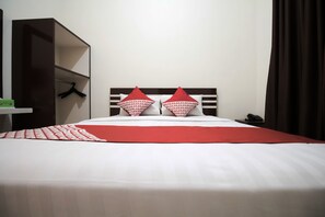 Escritorio, wifi gratis y ropa de cama 