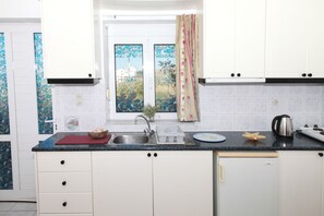 Kühlschrank, Herdplatte, Wasserkocher mit Kaffee-/Teezubehör, Toaster