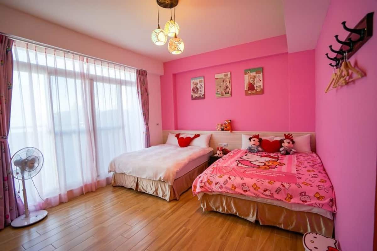Escritorio, wifi gratis y ropa de cama