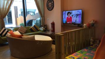 Classic Room | Living area | Flat-screen TV