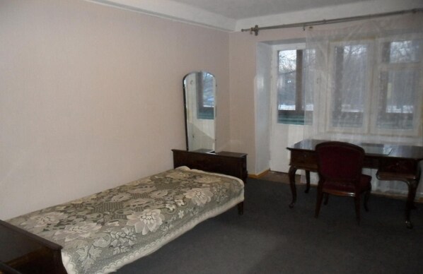 3 bedrooms, free WiFi, bed sheets - Cheap room in center of Kiev (Киев)