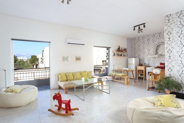 TV, DVD player, books, music library - Athens private 100Sq Brand New family & kids apartment Near Metro (Αθήνα)