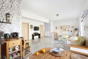 TV, DVD player, books, music library - Athens private 100Sq Brand New family & kids apartment Near Metro (Αθήνα)
