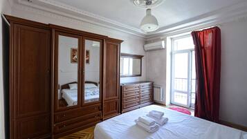 2 bedrooms, iron/ironing board, WiFi, bed sheets