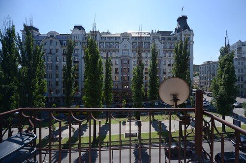 Spacious Newly Renovated will easily acomodate 2 couples or group of 6.
