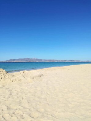 Ranta lähistöllä, aurinkotuoleja