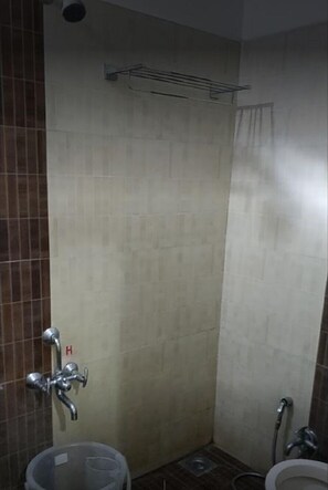 Douche, chaussons, serviettes fournies