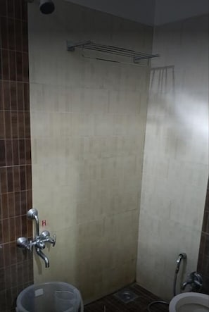 Dusche, Hausschuhe, Handtücher