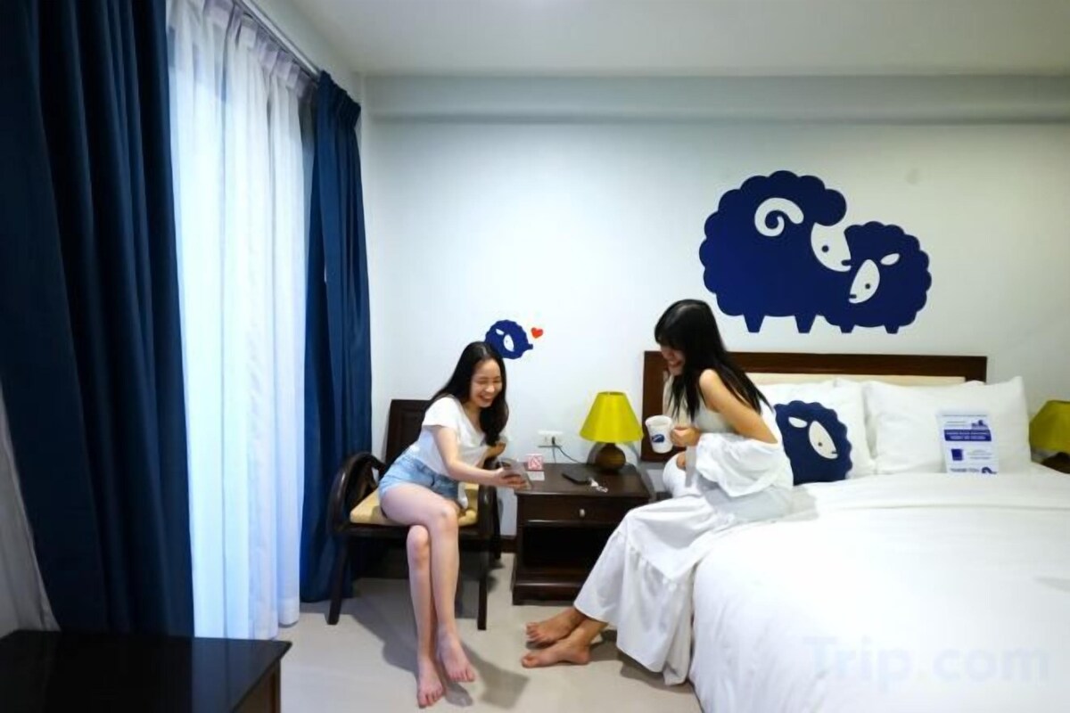Cofres nos quartos, escrivaninha, cortinas blackout, Wi-Fi de cortesia
