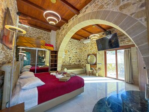 5 bedrooms, memory foam beds, iron/ironing board, WiFi - Heated Private Seawater Ozone Pool, Jacuzzi,Cinema (Kissamos)