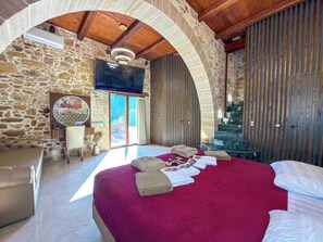 5 bedrooms, memory foam beds, iron/ironing board, WiFi - Heated Private Seawater Ozone Pool, Jacuzzi,Cinema (Kissamos)