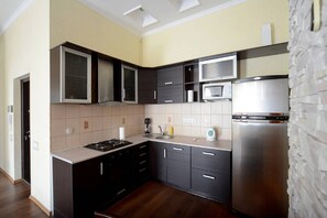 Frigorifero, microonde, forno, piano cottura