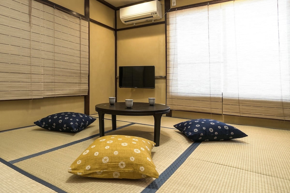 Family Room B | Living room | Flat-screen TV