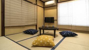 Family Room B | Living room | Flat-screen TV