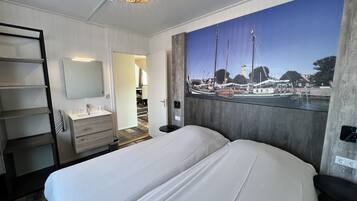 Bureau, espace de travail pour ordinateur portable, rideaux occultants