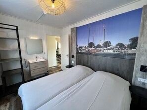 Desk, laptop workspace, blackout drapes, cribs/infant beds - Hotel NAP BV (West-Terschelling)