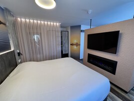 Suite, City View | Desk, laptop workspace, blackout drapes, cribs/infant beds