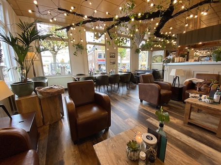 Se sirven desayunos, almuerzos, cenas y cocina francesa . Hotel NAP BV