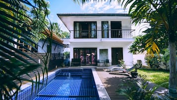 Piscine extérieure, chaises longues